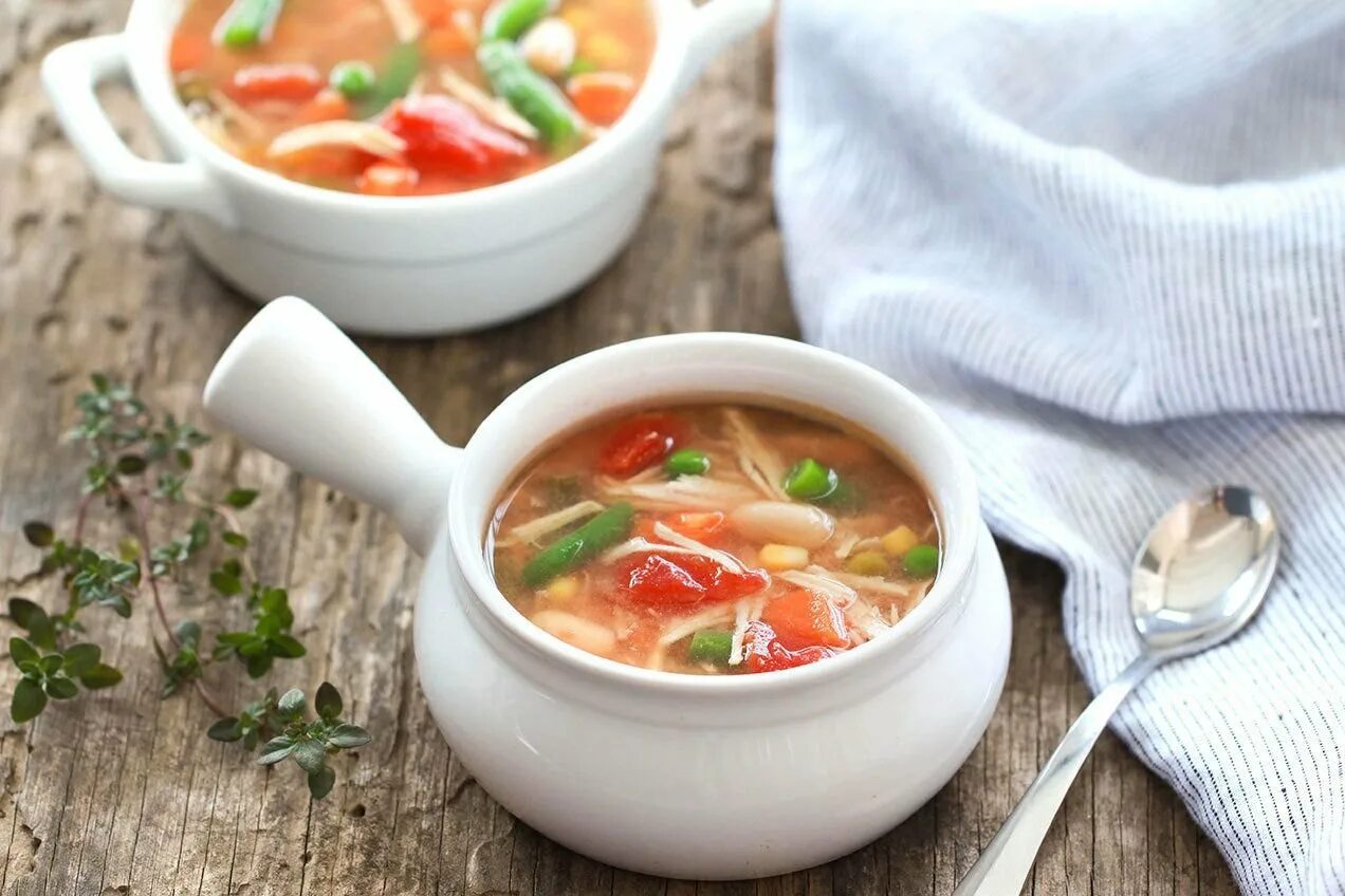 Куриный суп заморозить. Куриный суп в деревенском стиле. Суп Вегги. Суп из семи. Венгерский куриный суп.