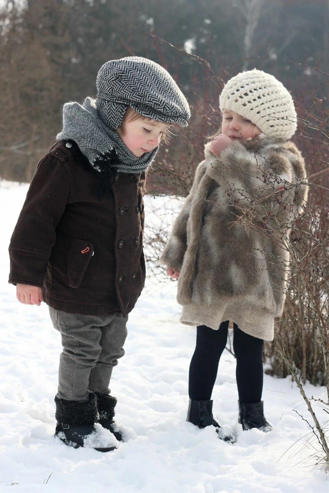 Зимой дети любят. Дети зимой. Модные дети зимой. Мальчик зимой. Мальчик и девочка зимой.