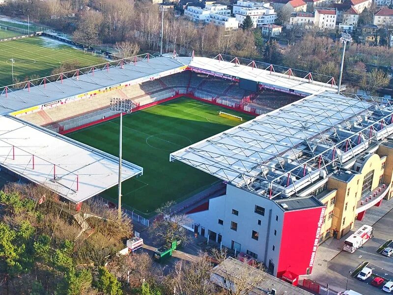 Стадион 85. АН дер Альтен Фёрстерай стадион. Стадион Унион Берлин. Stadion an der alten Försterei стадион. Стадион ФК Унион Берлин.