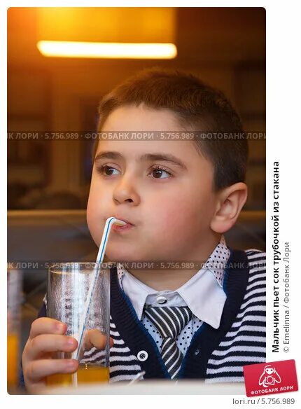 Сок через трубочку. Мальчик пьет из трубочки. Человек пьет сок из трубочки референс. Мальчик пьёт сок из стакана с трубочкой. Подросток пьющий сок с трубочкой.