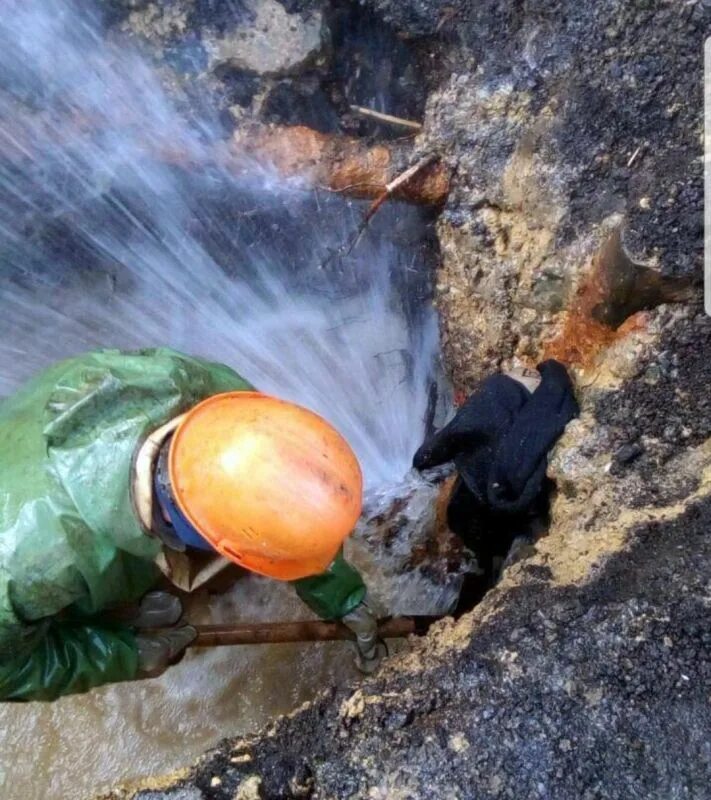 Порыв в сельском водоканале. Аварийные работы на водопроводе. Порыв трубопровода. Устранение аварии на водопроводе. Муп чайковский водоканал.