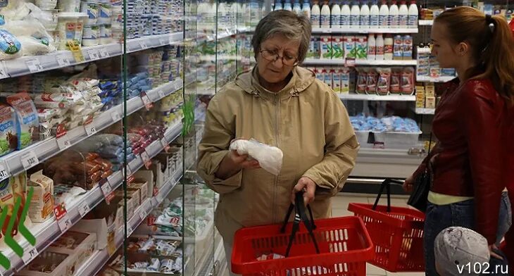 Просрочка в магазине. Просроченные продукты в магазине. Полка продуктов с истекающим сроком в магазине для малоимущих. Ищут просрочку в магазинах Шох.