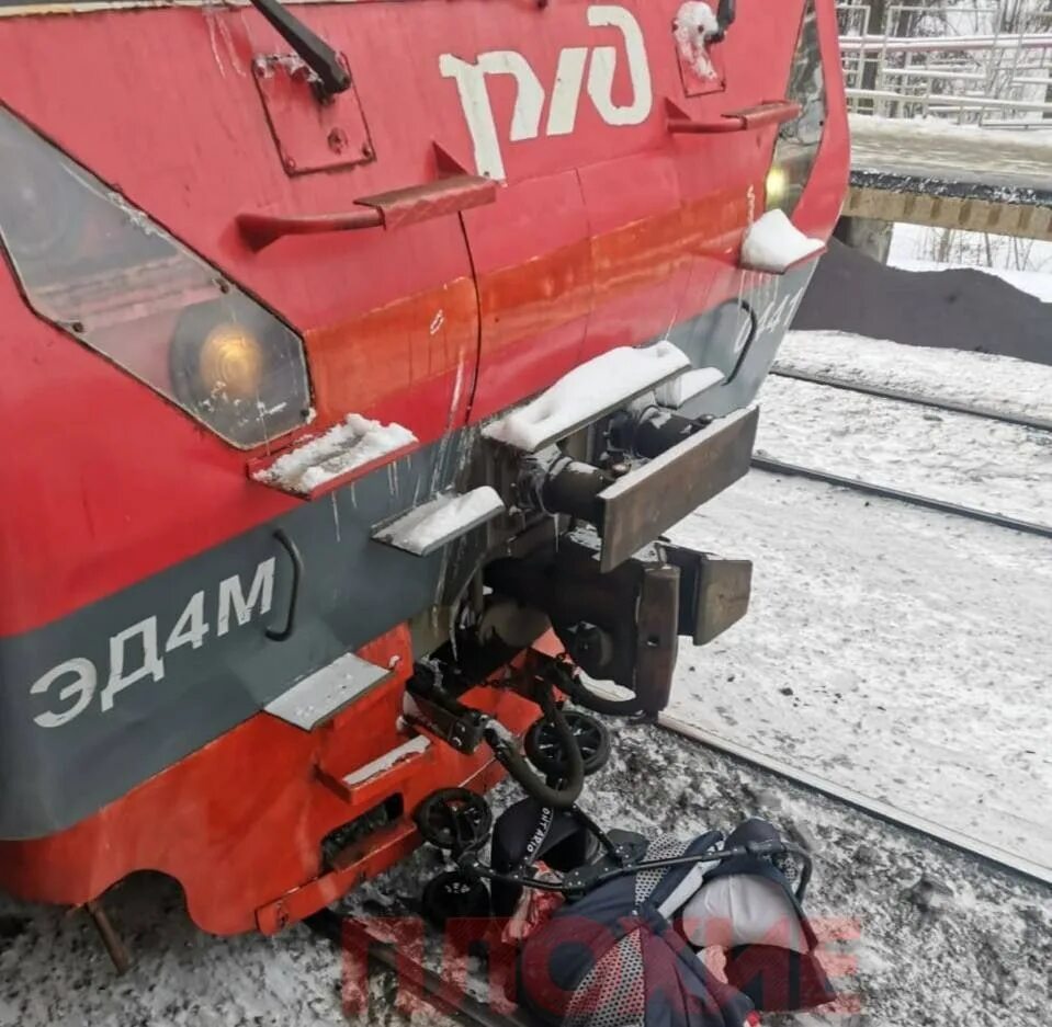 Травмирование на железной дороге. Перед поезда. Коляска на рельсах.