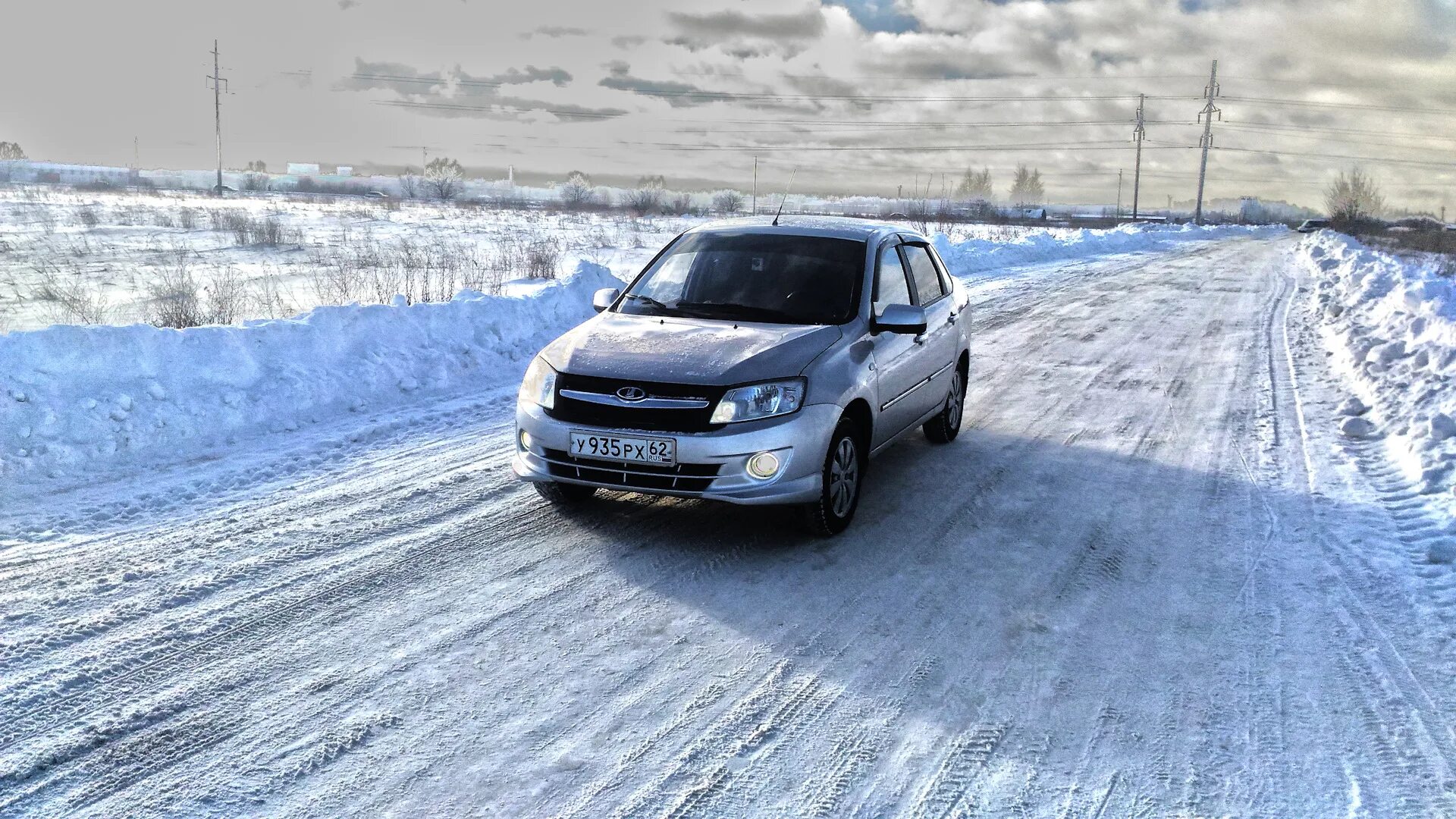 Гранта зимой. Гранта спорт белая. Гранта фл зима. Гранта лифтбек зима. Гранта белая лифтбек зимой.