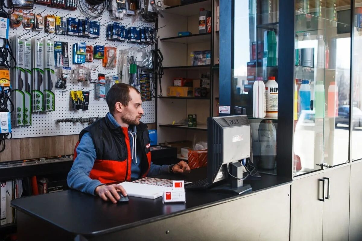 Продавец запасных частей. Продавец запасных частей. Продавец автозапчастей. Менеджер по продажам запасных частей. Менеджер автозапчастей.