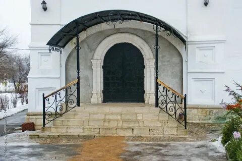 Крыльцо храма
