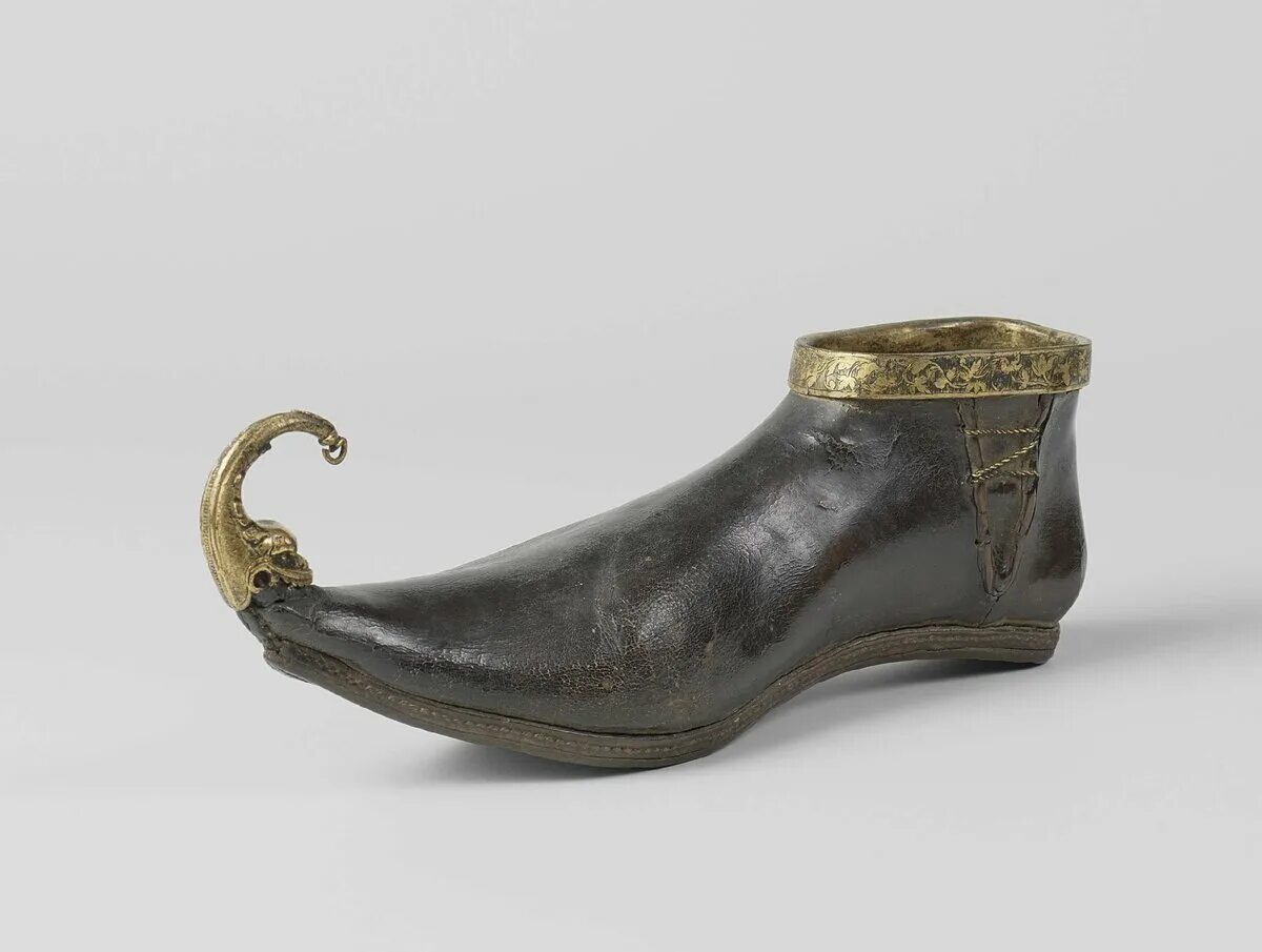 Виды обуви старые. Обувь раннего средневековья пигаш. Пулены Средневековая обувь. Пулены обувь 14 век. Древние ботинки.
