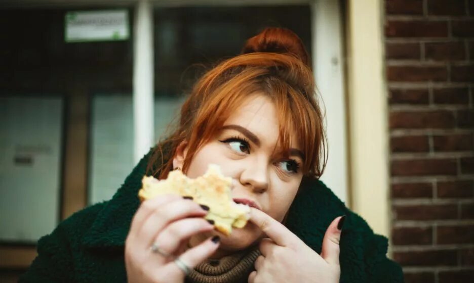 Как перестать заедать эмоции. Заедать стресс. заедать стресс едой. эмоциональное переедание.