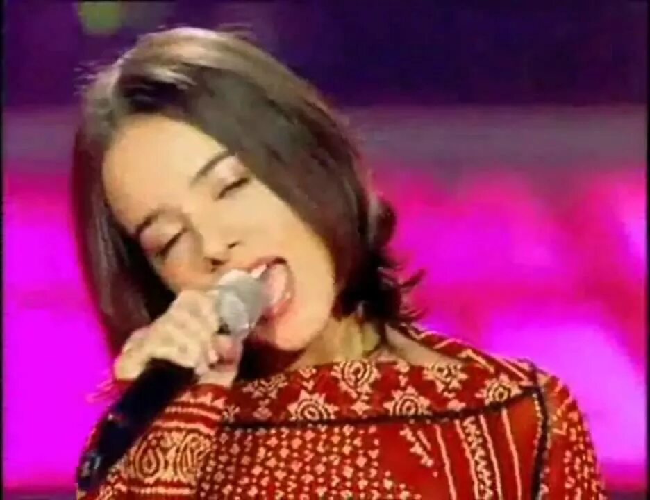 Moi песня французская. Девушка поёт на французском. Alizee concert 2004. Ализе 2014. Moi песня французская.