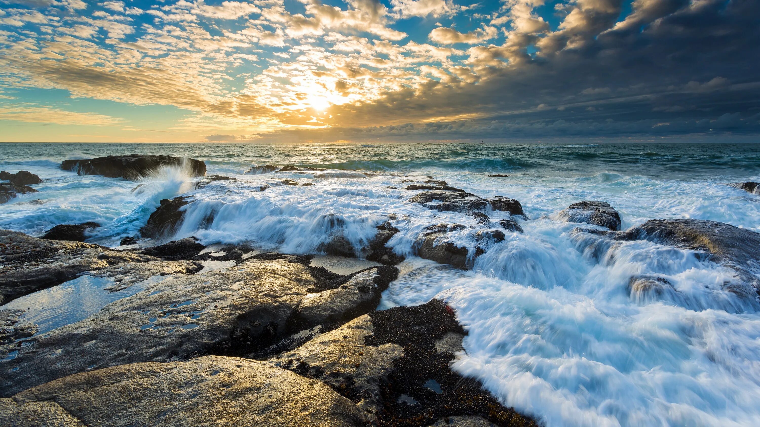 More fora. Прибой море камни. Красивое море. Красивая природа море. Пейзаж море.