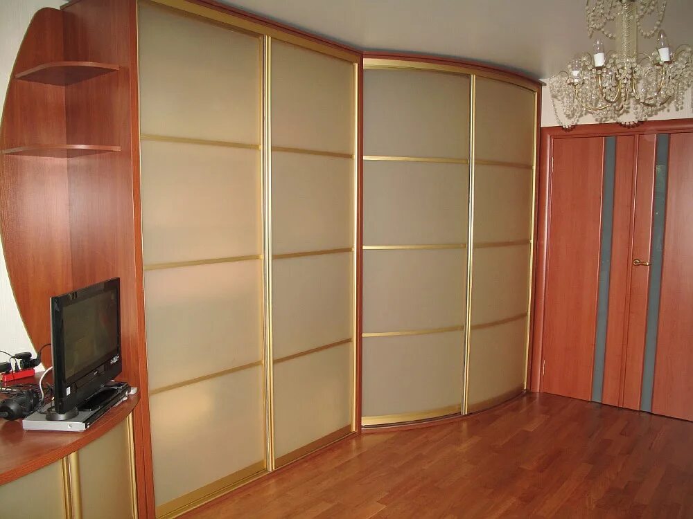 Изготовить шкаф купе в прихожую на заказ. Шкаф-купе в прихожую. Шкаф купе прихожка. Стеклянные двери для шкафа в прихожую. Шкаф в прихожую.