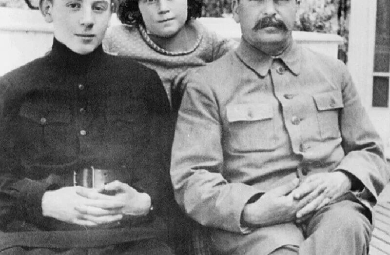 Сколько сыновей у сталина. Внебрачные дети Сталина. Незаконнорожденные дети Сталина.