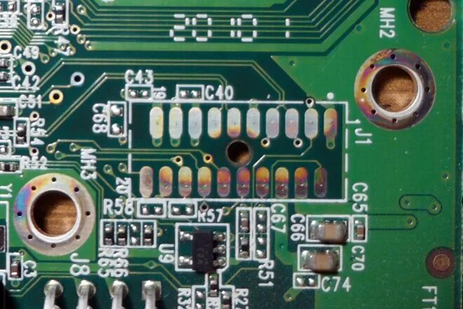 Окислы контактов. Окисление контактов на плате. Окисленная плата жесткого диска. Окисление микросхемы. Окислившиеся контакты.