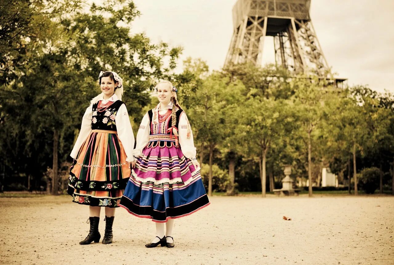 Национальный костюм Аквитании Франция. Национальный костюм Пуатье Франция. Национальная одежда обычаи традиции Франции. Корсиканцы народ Франции одежда.