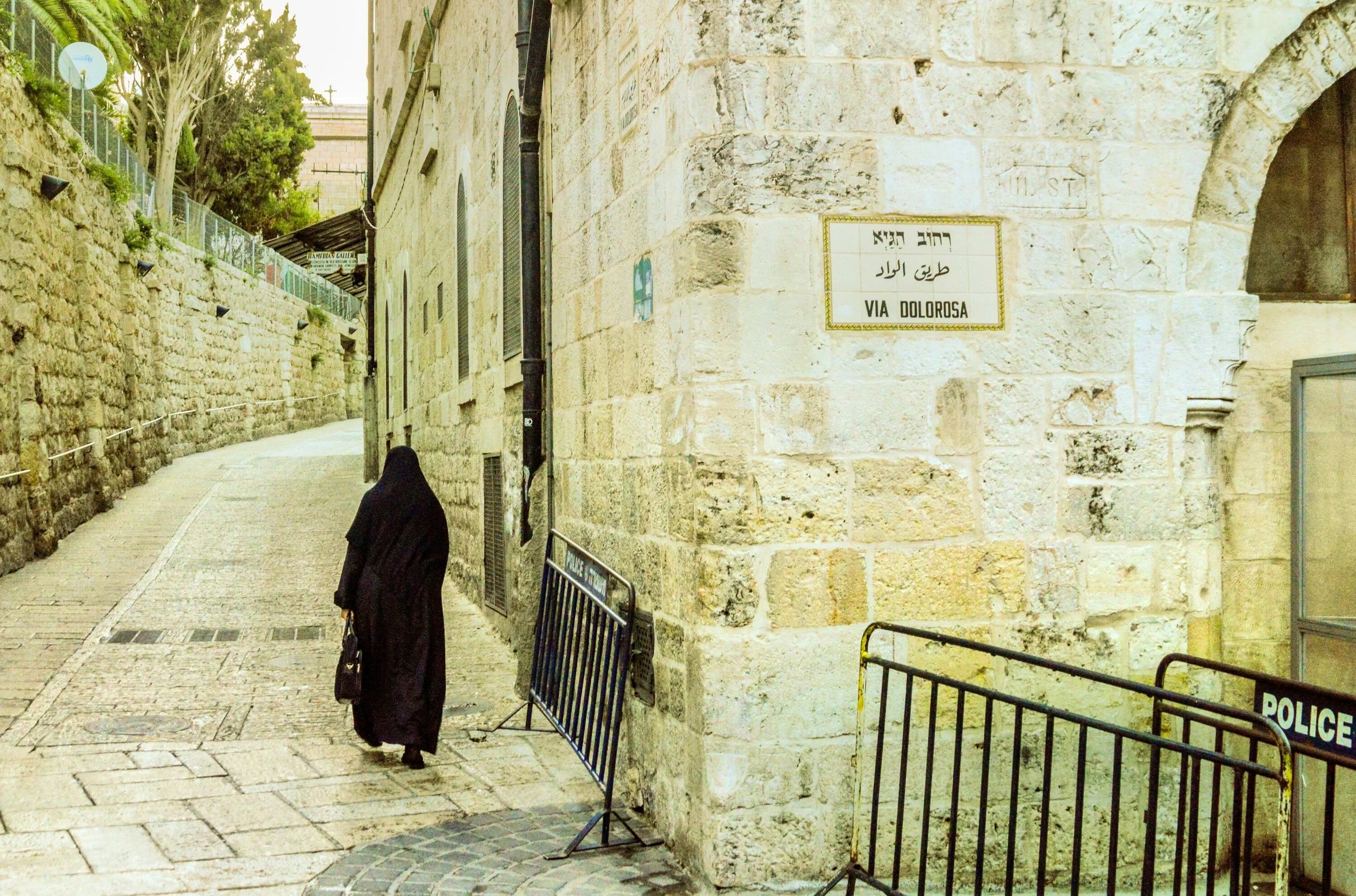 Виа долороса улица в иерусалиме. Via dolorosa магазин. Виа долороса улица в иерусалиме. Виа долороса это. Путь христа иерусалим.