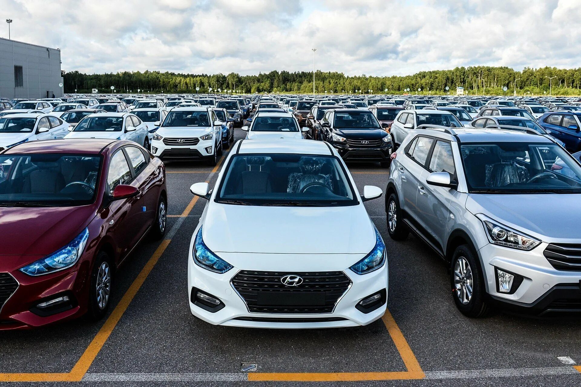 1000 автомобилей. Hyundai автомобили много. Много новых автомобилей. Склад автомобилей Hyundai. Автопарк.