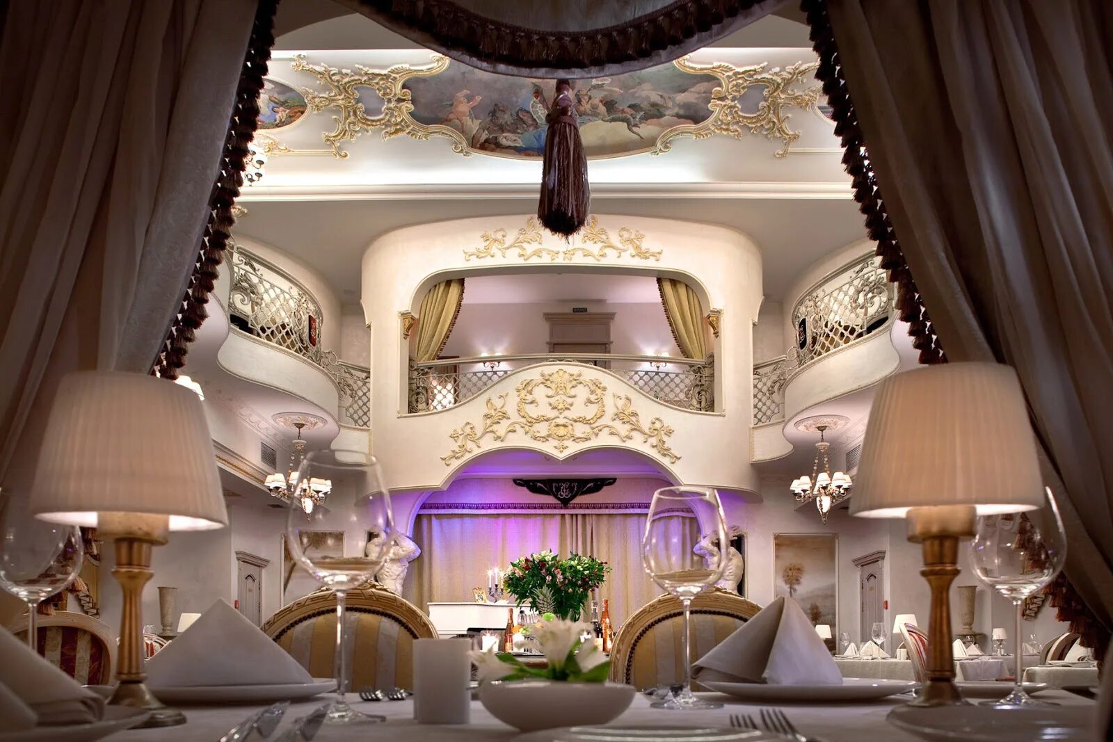 Устроены с замечательной роскошью. Устроены с замечательной роскошью. Королевская спальня. Contessa italy мебель. Королевский стиль в интерьере.