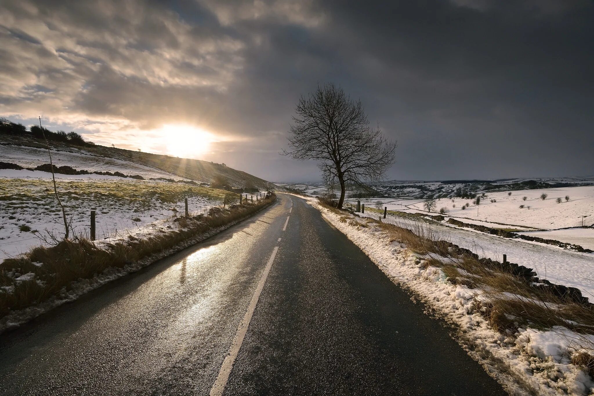 Снег весной на дороге. Зимняя дорога. Красивые дороги. Фон дорога.