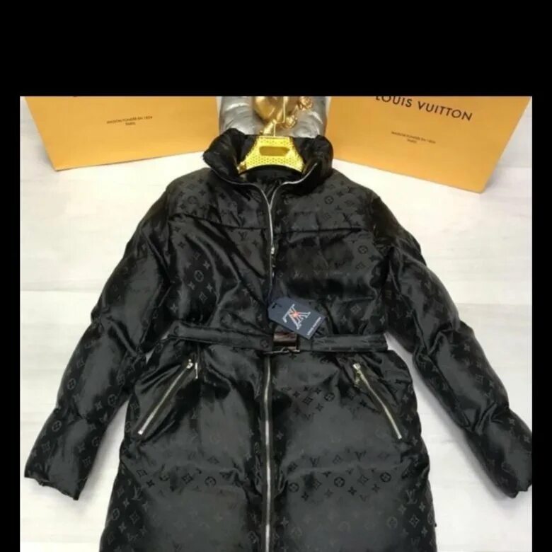Луи виттон куртка женская зимняя. Девочка с кучей одежды. Детские вещи б/у. Авито великий одежда. Бэушные товары одежда.