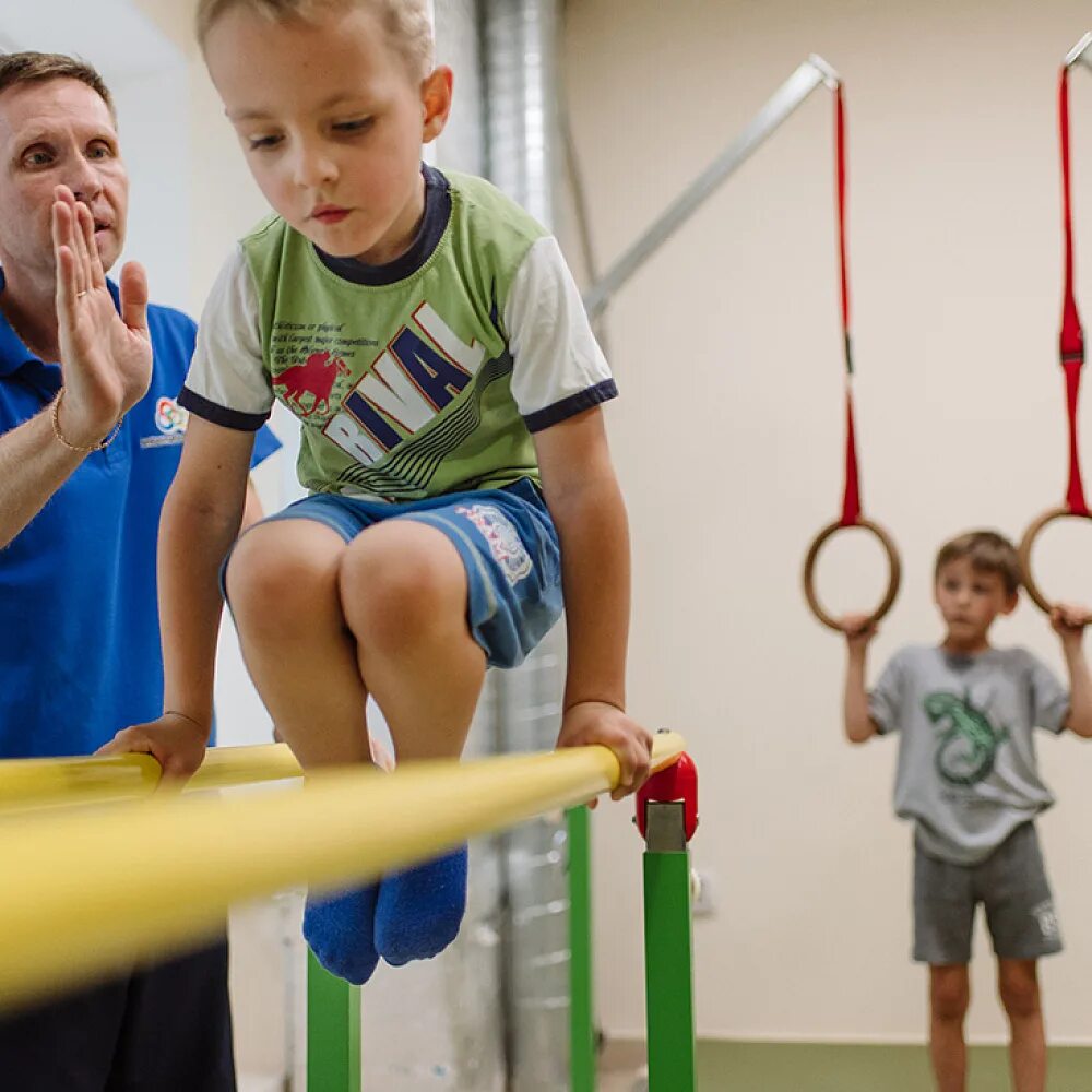 Спортсмены 6 лет. Спортивные занятия для детей. Спорт дети. Дети на физкультуре. Дед занимается спортом.