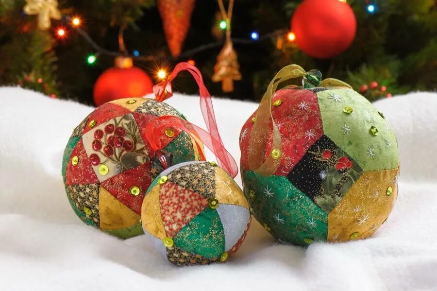 Шар пэчворк. Новогодние игрушки пэчворк. елочные игрушки в стиле пэчворк. лоскутные новогодние шары. новогодние шары своими руками.