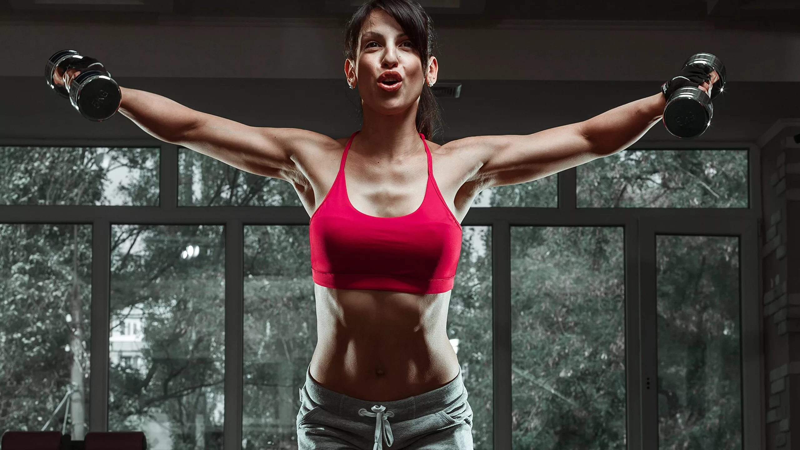 Fitness girl. Девушка и фитнес. Спортивные девушки. Девушка спорт. Девушка тренируется.