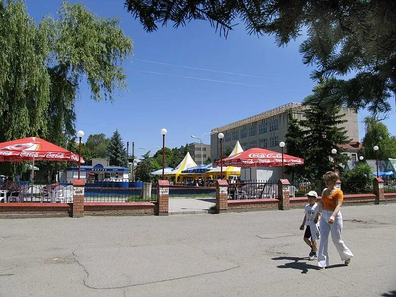 Г черкесск улицы. Кафе у фонтана Черкесск. Кафе фонтан Кисловодск. Черкесск фонтан. Черкесск улицы.