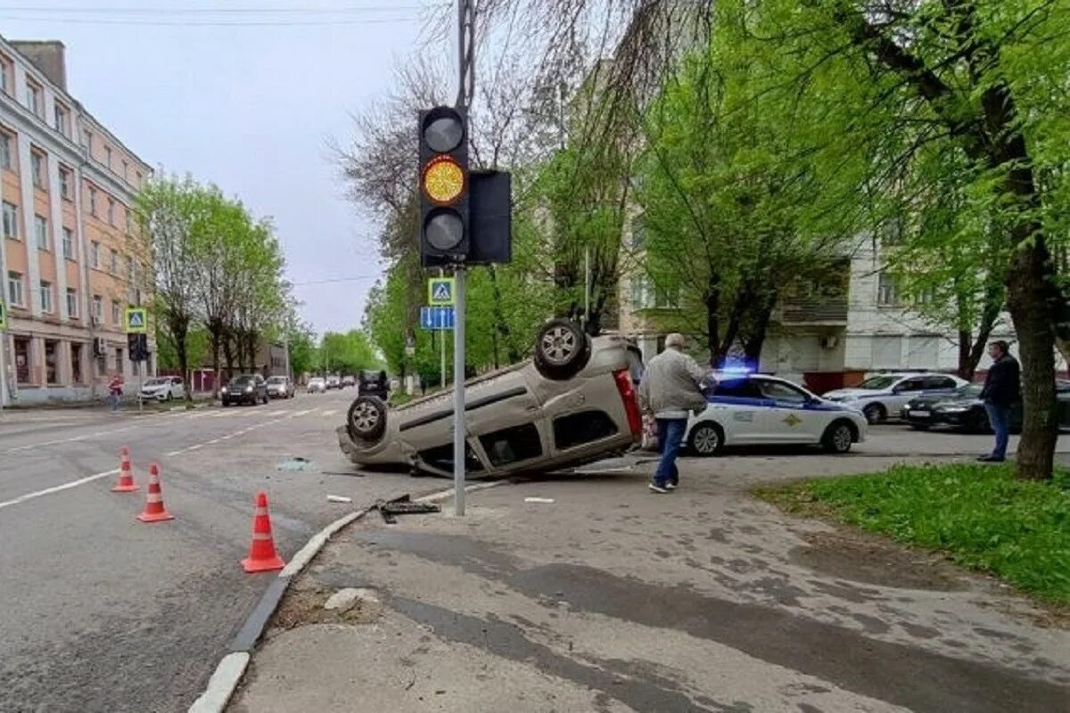 Тверь перекрыли. В твери перевернулась машина. тверь перевернутый дом.