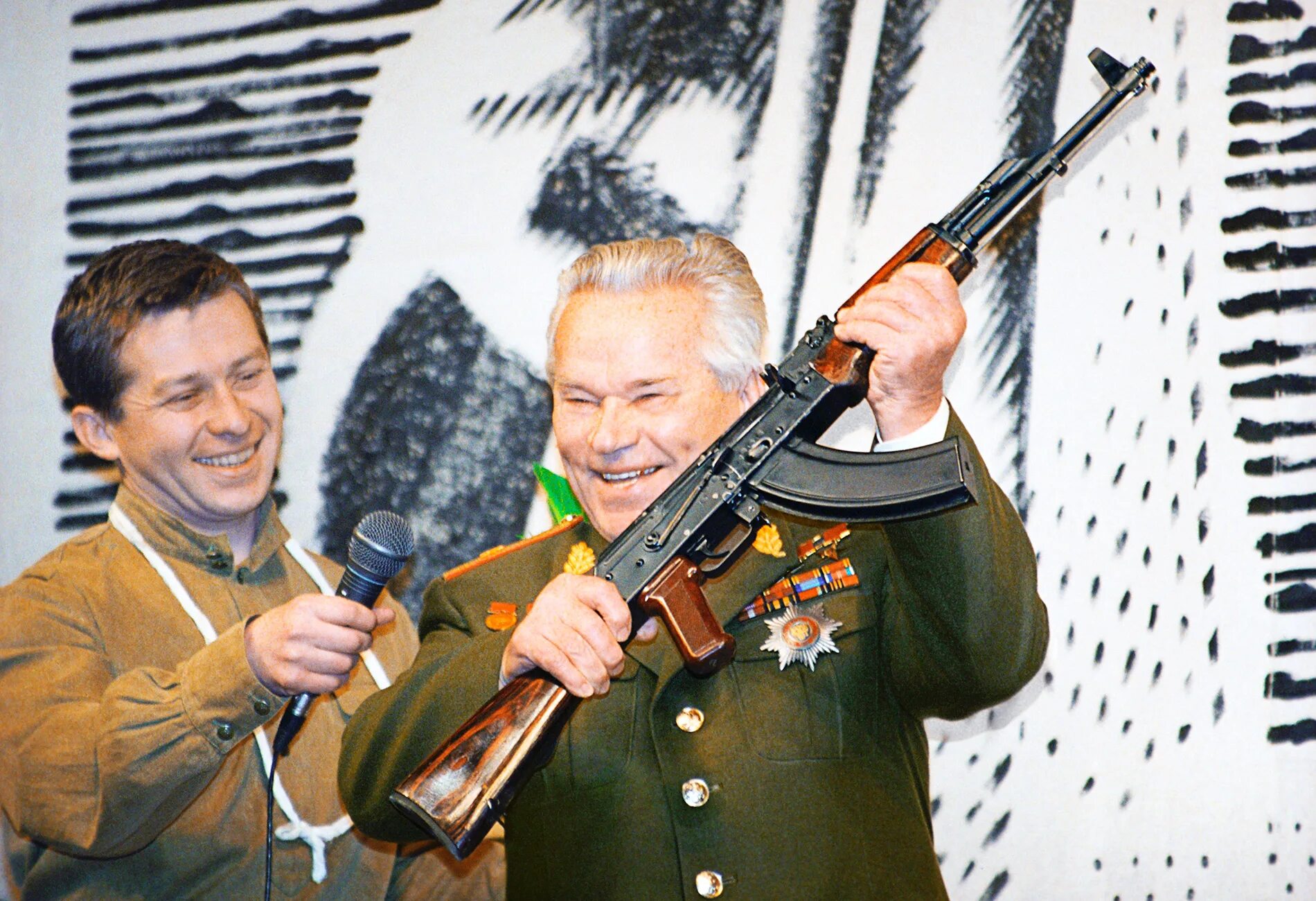 михаи́л тимофе́евич кала́шников автомат. калашников михаил тимофеевич оружие. калашников михаил тимофеевич оружие. калашников михаил тимофеевич оружие. михаил калашников с ак 47.