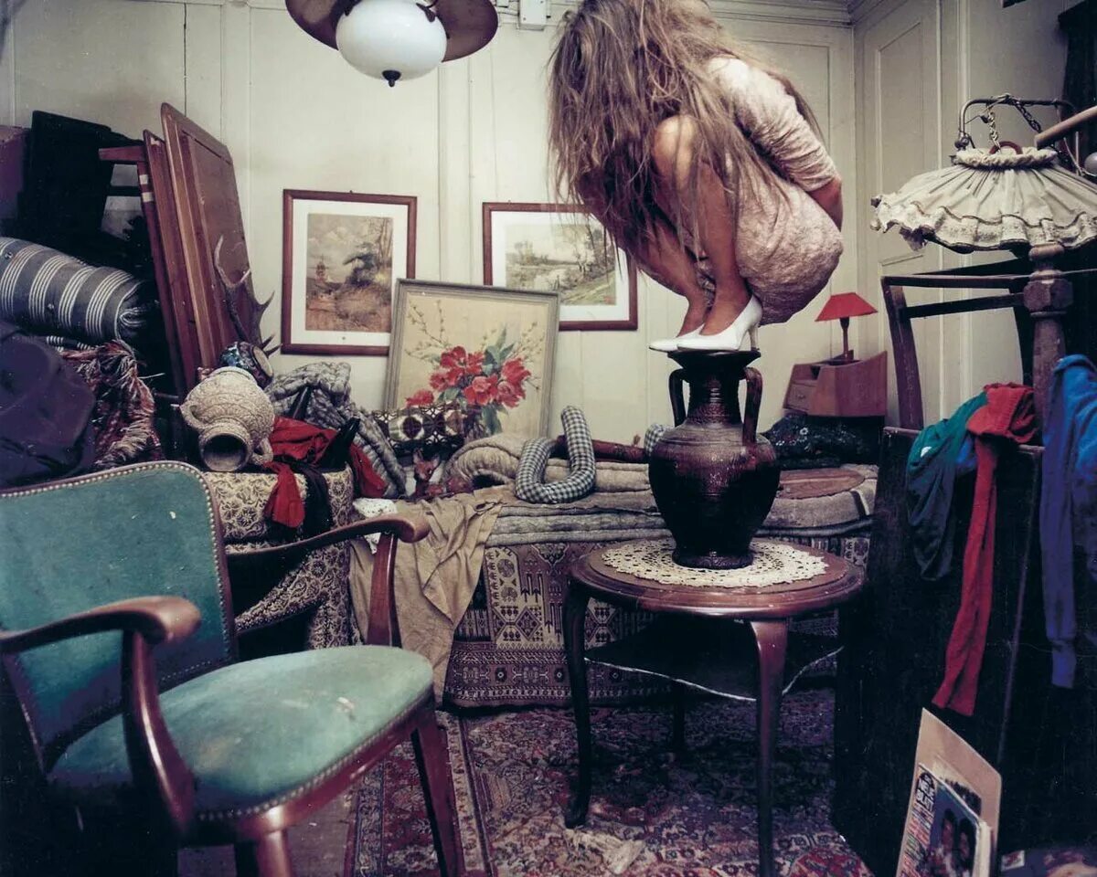 Необычные идеи для фотосессии дома. Депрессивная девушка. Комната для девушки. Девушка в темной комнате. Девушка в комнате в голове.