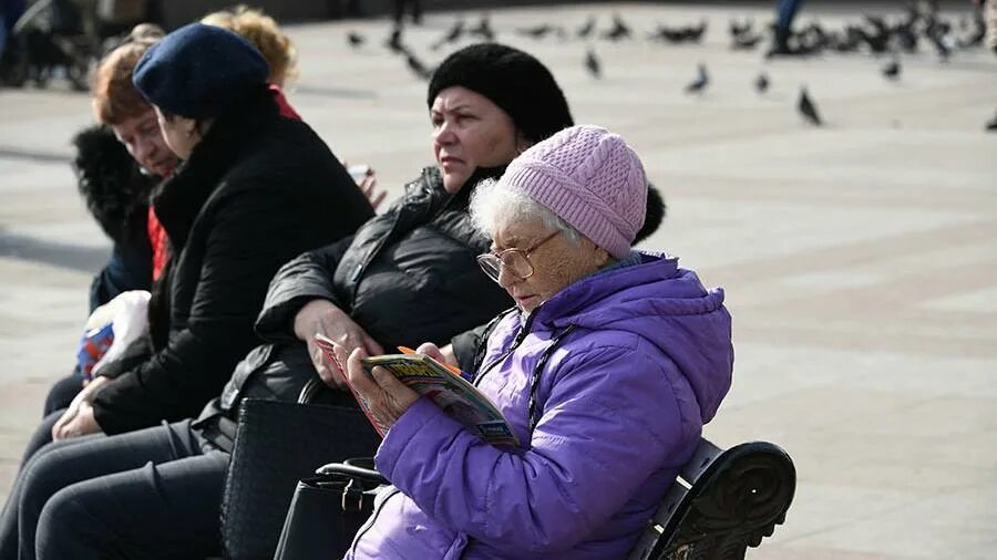 Пенсионерам 2020. Пенсионеры в очереди за пенсией. Граждане пенсионного возраста. Пенсионер в 170 лет. Пенсионеры и правительство.