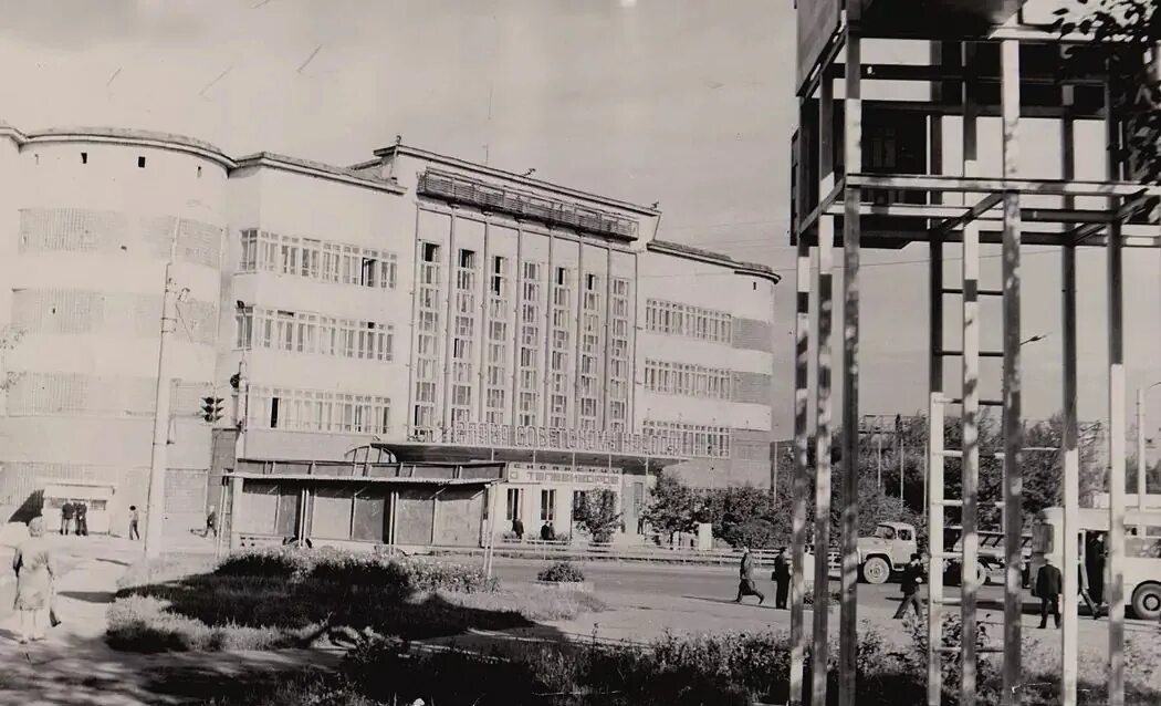 Красноярск завод квант. Красноярск 1960. Парк завода телевизоров красноярск. Телевизорный завод красноярск. Завод радиотехника красноярск.