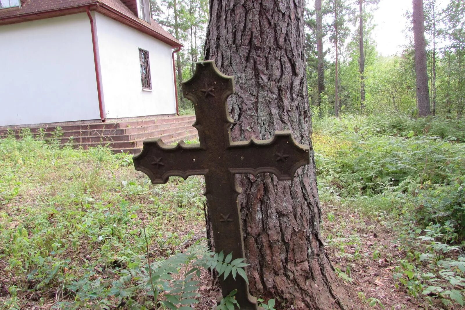 Погода ямм гдовского района. Церковь Гдовский район озера. Кингисепп каменные кресты.