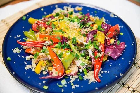 Киноа с овощами на сковороде