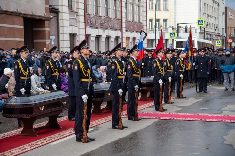 Прощание в доме офицеров сегодня. Прощание с полицейскими в Красноярске. Красноярск прощание 3 полицейский. В Астрахани простились с полицейским. Красноярск прощание