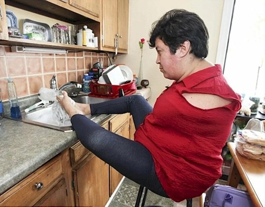 как живут люди без рук. безрукая девушка. инвалид без рук и ног ник вуйчич. ник вуйчич в плавках. ник вуйчич без конечностей.