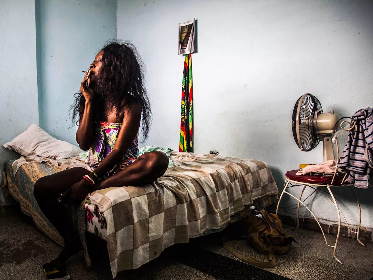 Сериалы про рабынь. Торговля людьми в турции. Сдать в рабство девушку. Красивые девушки в рабстве. Сдать в рабство девушку.