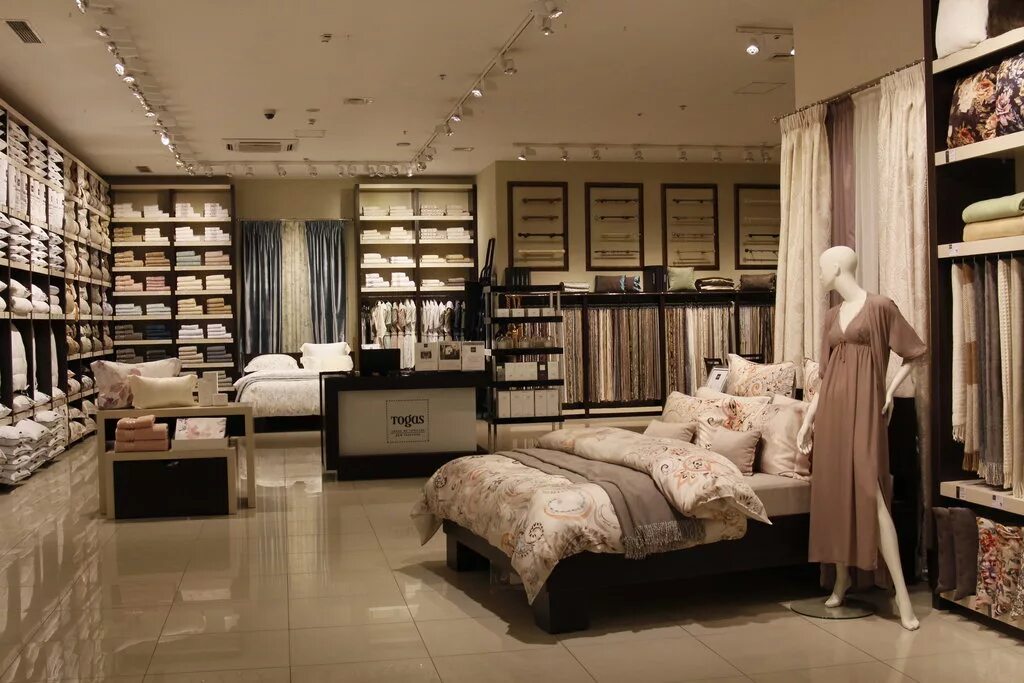 Магазин постельного белья фото. Витрины тогас. togas boutique. магазин текстиль тогас. интерьер магазина постельного белья.