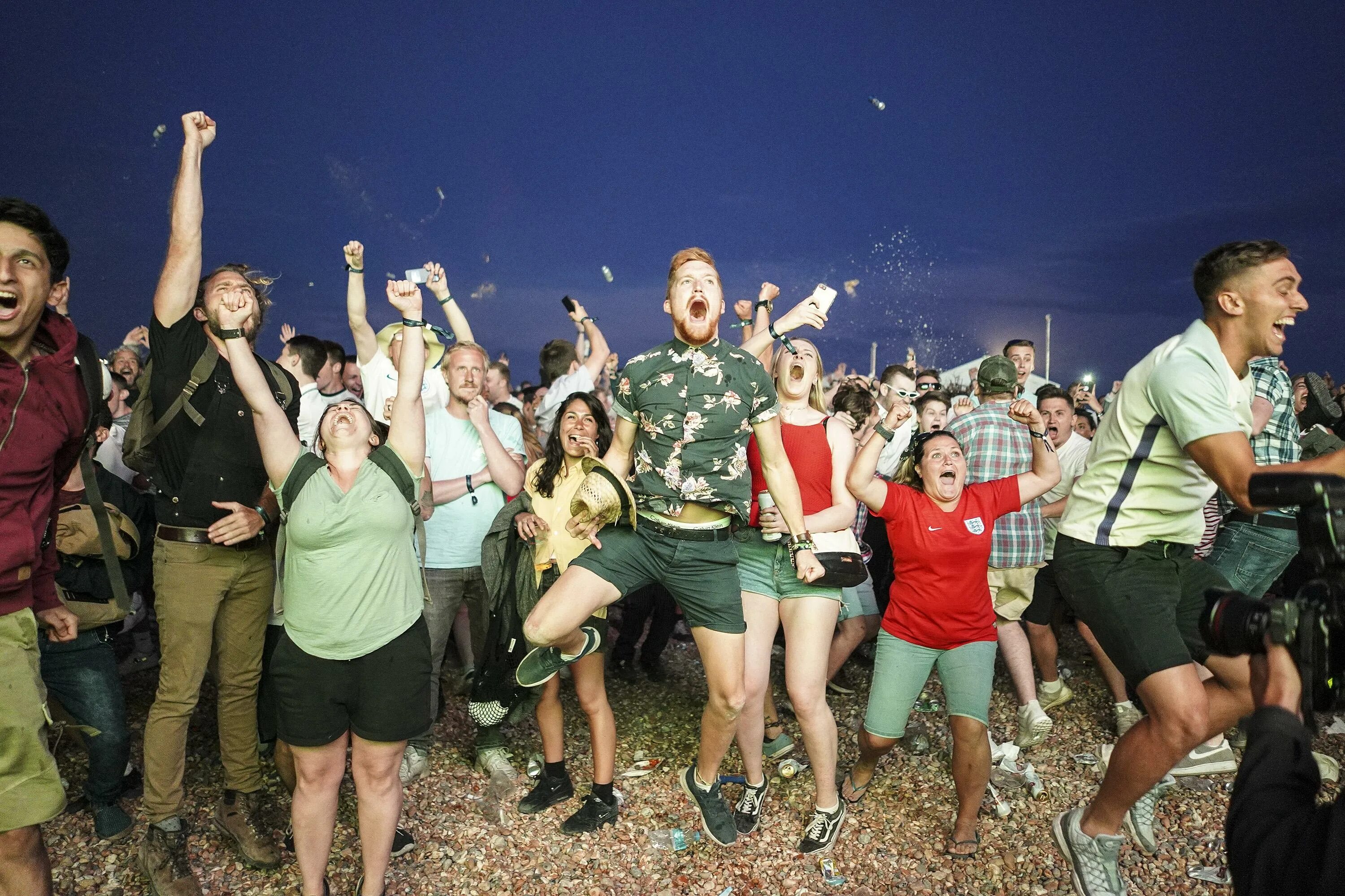 Fans go. Креатив celebrate the last May Day. Go Wild. Джамп фор Джой ворлд оф стендс.