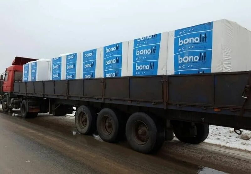 Разгрузка кирпича манипулятором. Газосиликатные блоки в фуре. Кубов в фуре газобетона. Подклетное). Полуприцеп для перевозки кирпича.