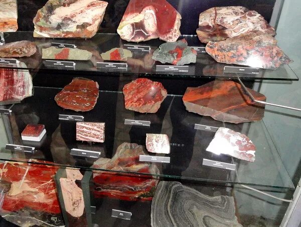 Ильменский заповедник музей. Заповедник минералов. Минерал ильменит ильменский заповедник. Заповедник минералов. Ильменский заповедник музей минералов.