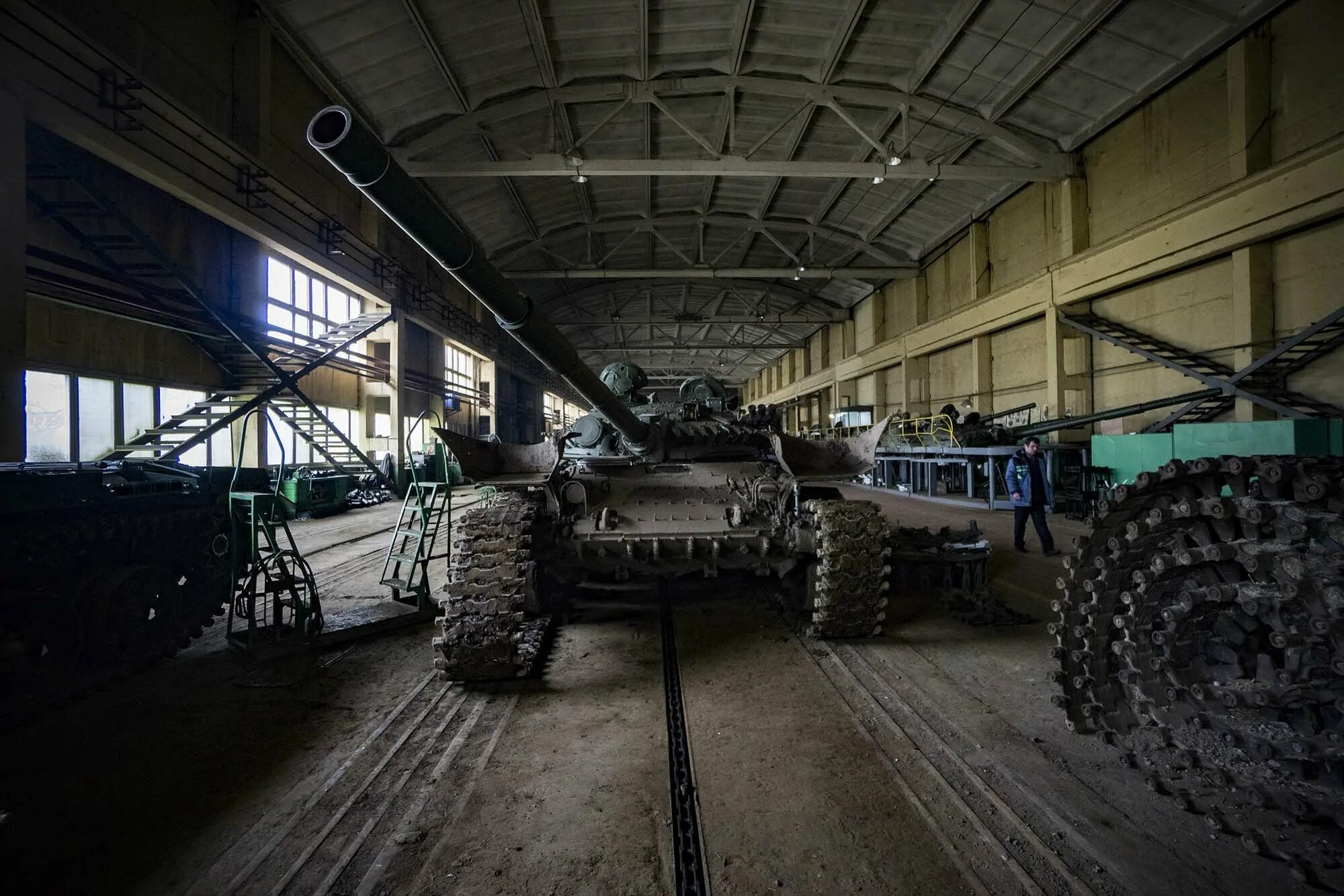 Львовский танкоремонтный завод. Бронетанковый завод во Львове. Танк т-72 на заводе.