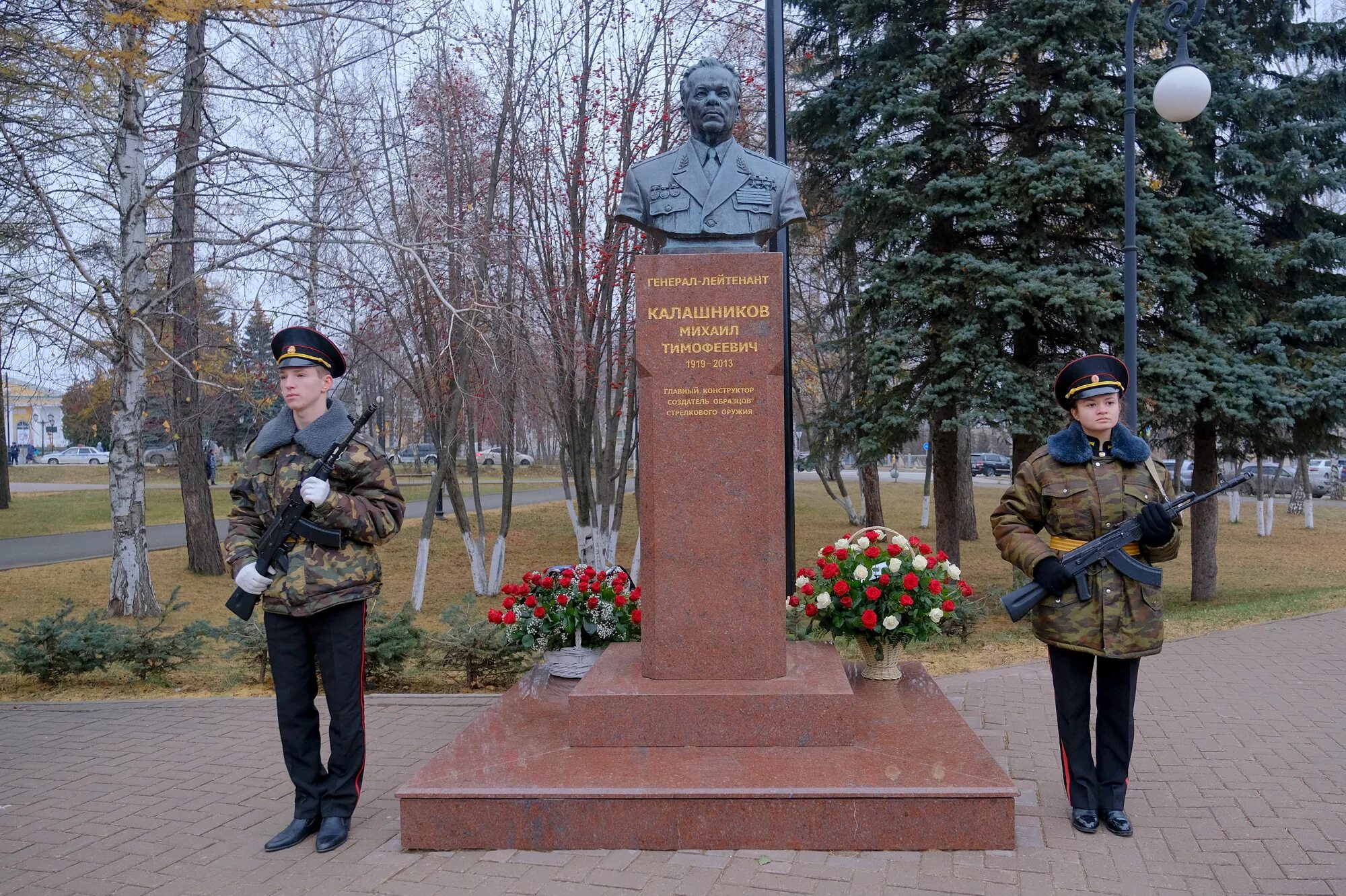 Дата рождения ижевска. Памятник Михаила Калашникова в Ижевске. Бюст Калашникова Ижевск.