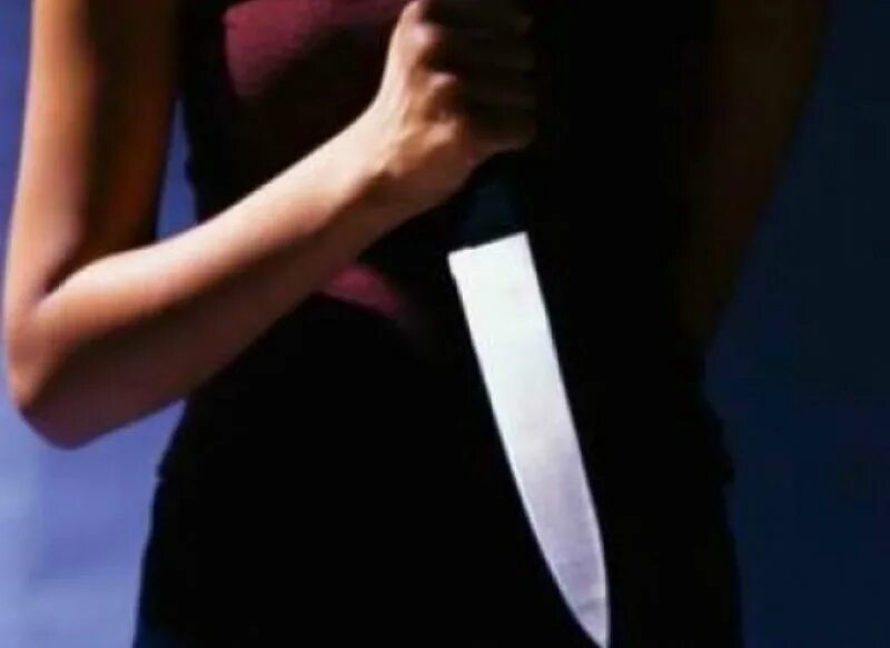 Девушка с ножом в руке. Девушка с ножом в руке. Девушка с ножом в руке. Девушка с ножом в руке. Девушка держит нож.