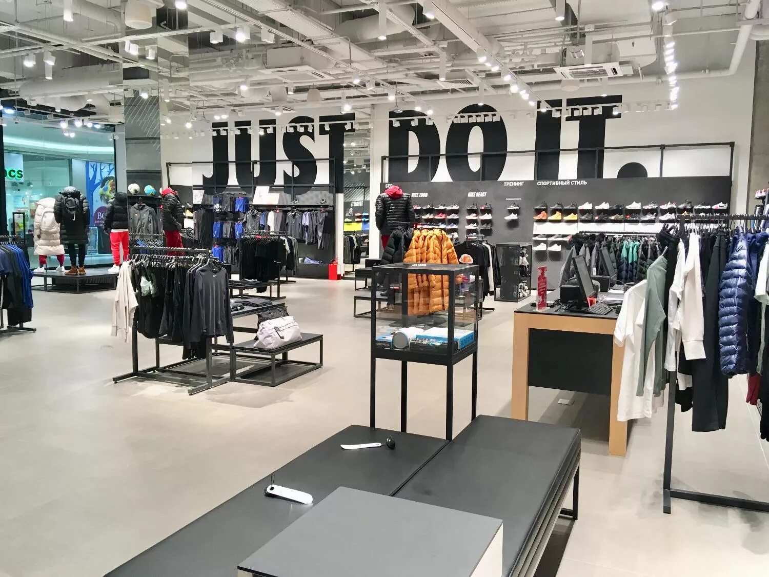 Rus-nike магазин. Nike saint petersburg. Спортивный магазин найк европейский. Nike москва. Найк москва.