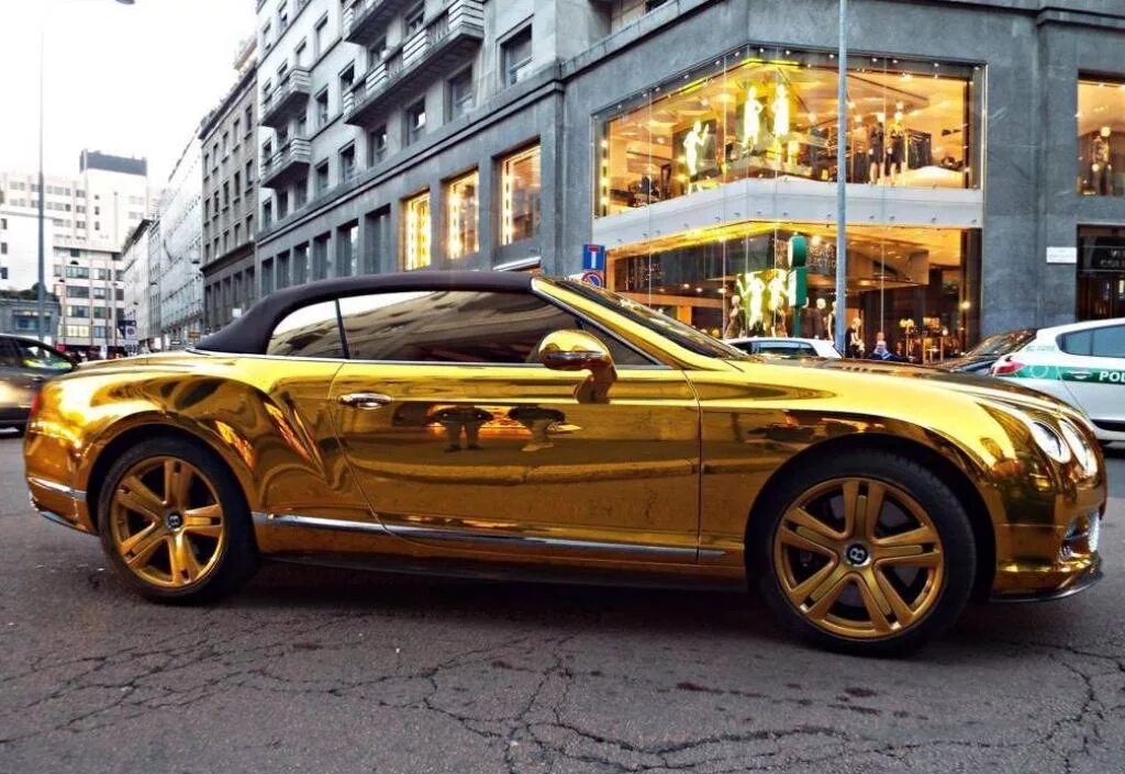 Золотистый авто. Бентли Континенталь золотой. Bentley Bentayga Золотая. Bentley кабриолет золотистый. Золотой Мерседес кабриолет.
