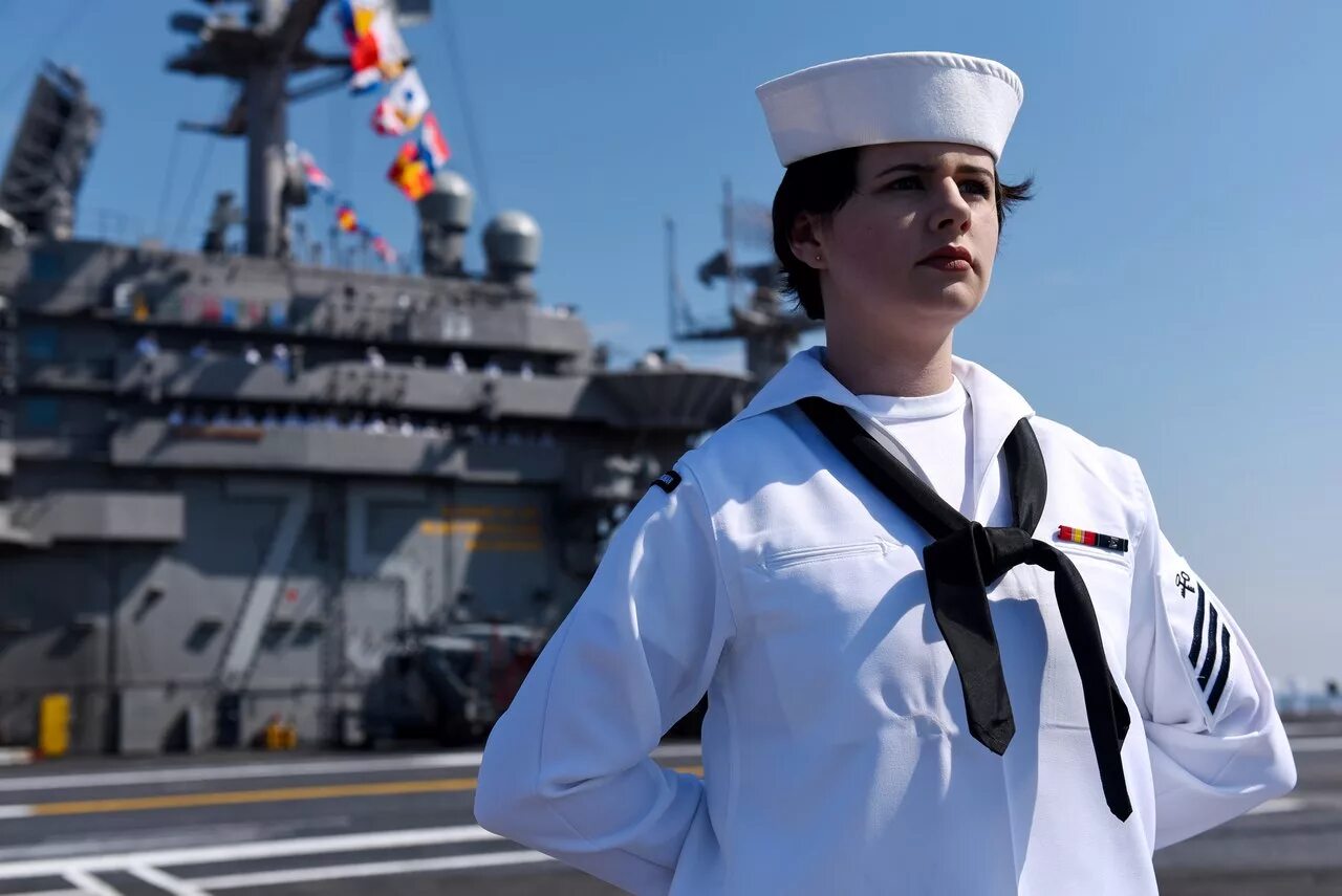 Принять моряка. Матросы вмс сша. сша форма флота вмс. форма вмф сша матросов. военный корабль с моряками.