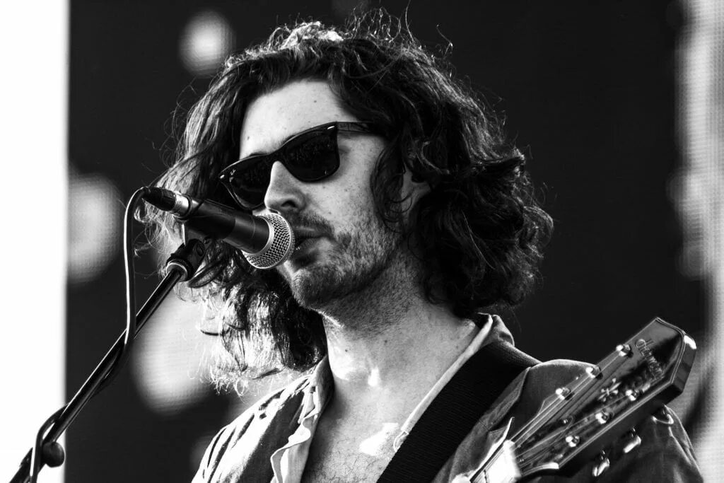 Hozier song перевод. Hozier. hozier &quot;hozier&quot;. eden ирландский певец. hozier фото.