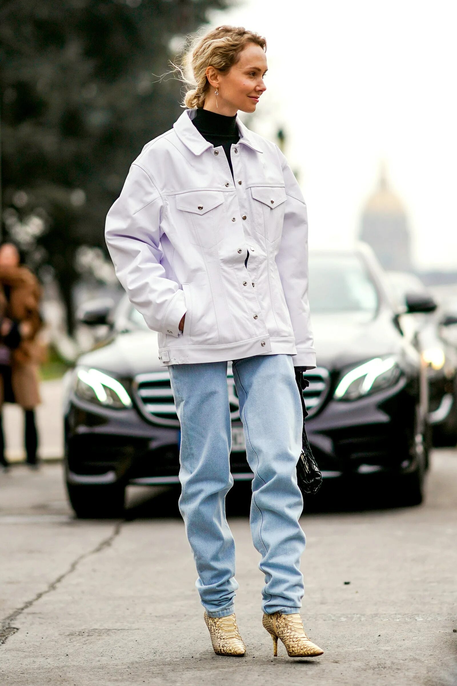 Модные белые джинсовые куртки. С чем носить белую джинсовую. Образы с белой джинсовкой. С чем носить белую джинсовую. Белый джинсовый пиджак.