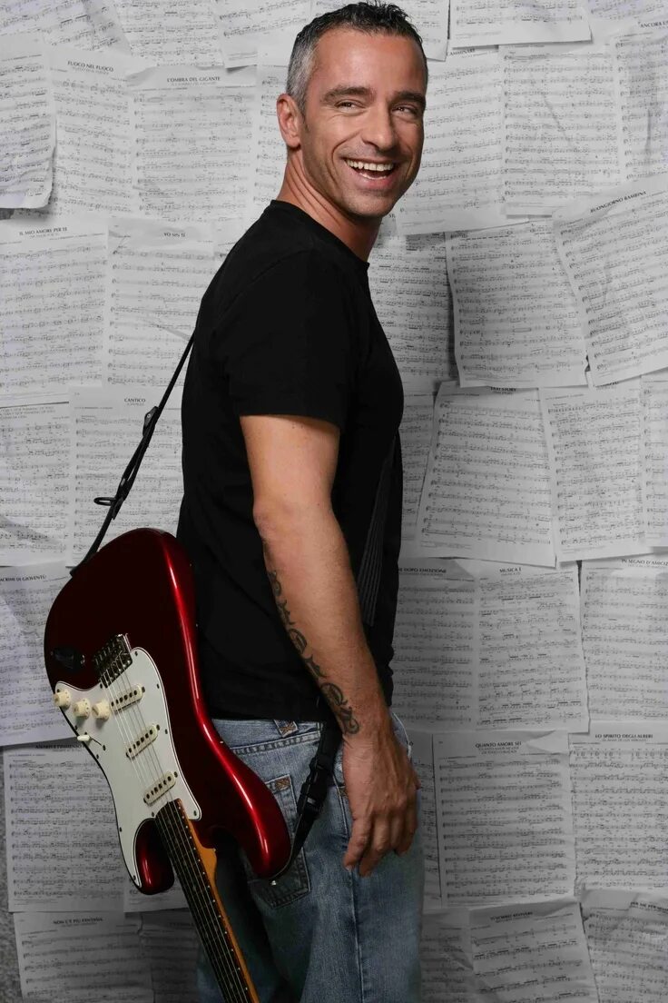 Eros ramazzotti musica. Рамазотти фото. Эрос рамазотти. Итальянский певец рамазотти. Эрос рамазотти пластинки.